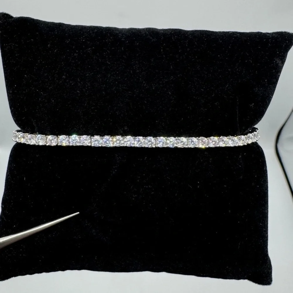 18k 9.2ct Tennis Bracelet - Picture 2 of 9